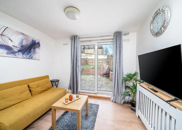 Cozy & Comfy Woodgreen Station Apartment Sleeps 6