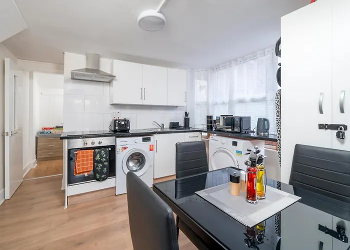 Cozy & Comfy Woodgreen Station Apartment Sleeps 6