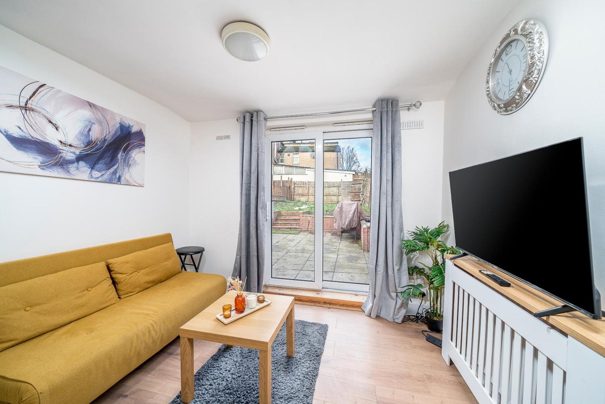 Cozy & Comfy Woodgreen Station Sleeps 6 Apartment