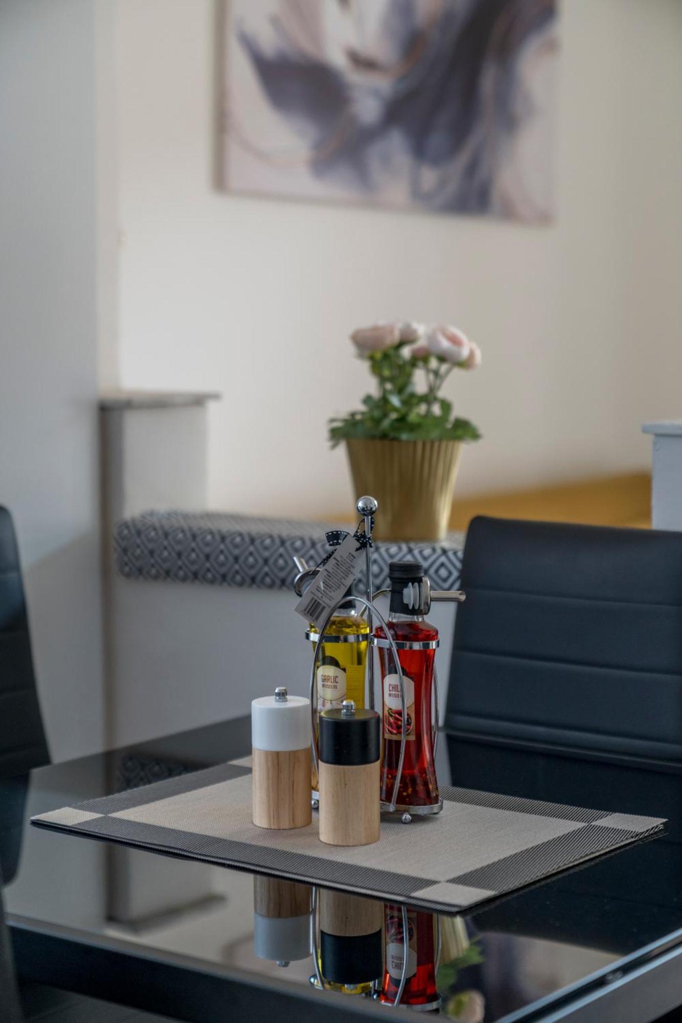 Cozy & Comfy Woodgreen Station Sleeps 6 *