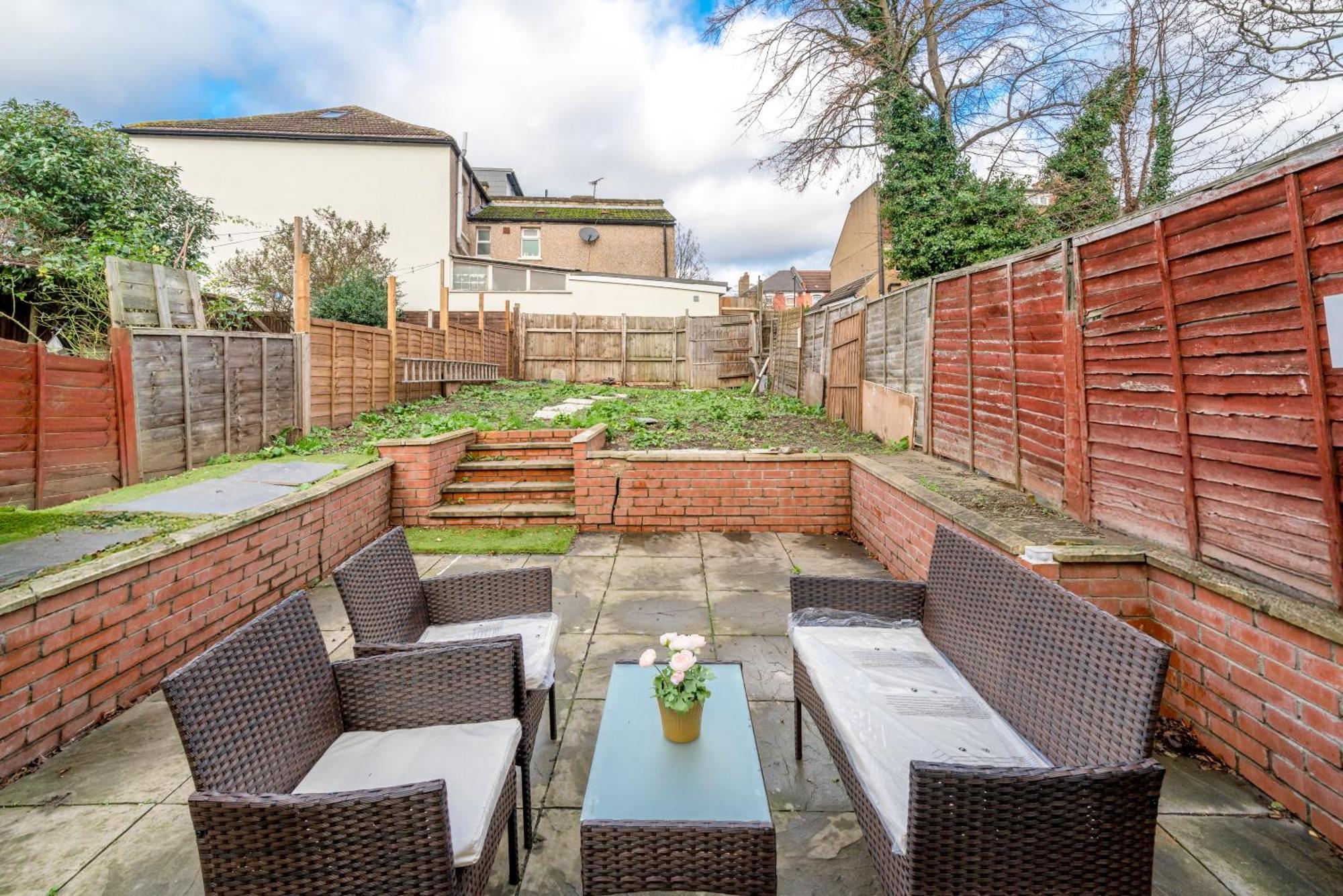 Cozy & Comfy Woodgreen Station Sleeps 6 *