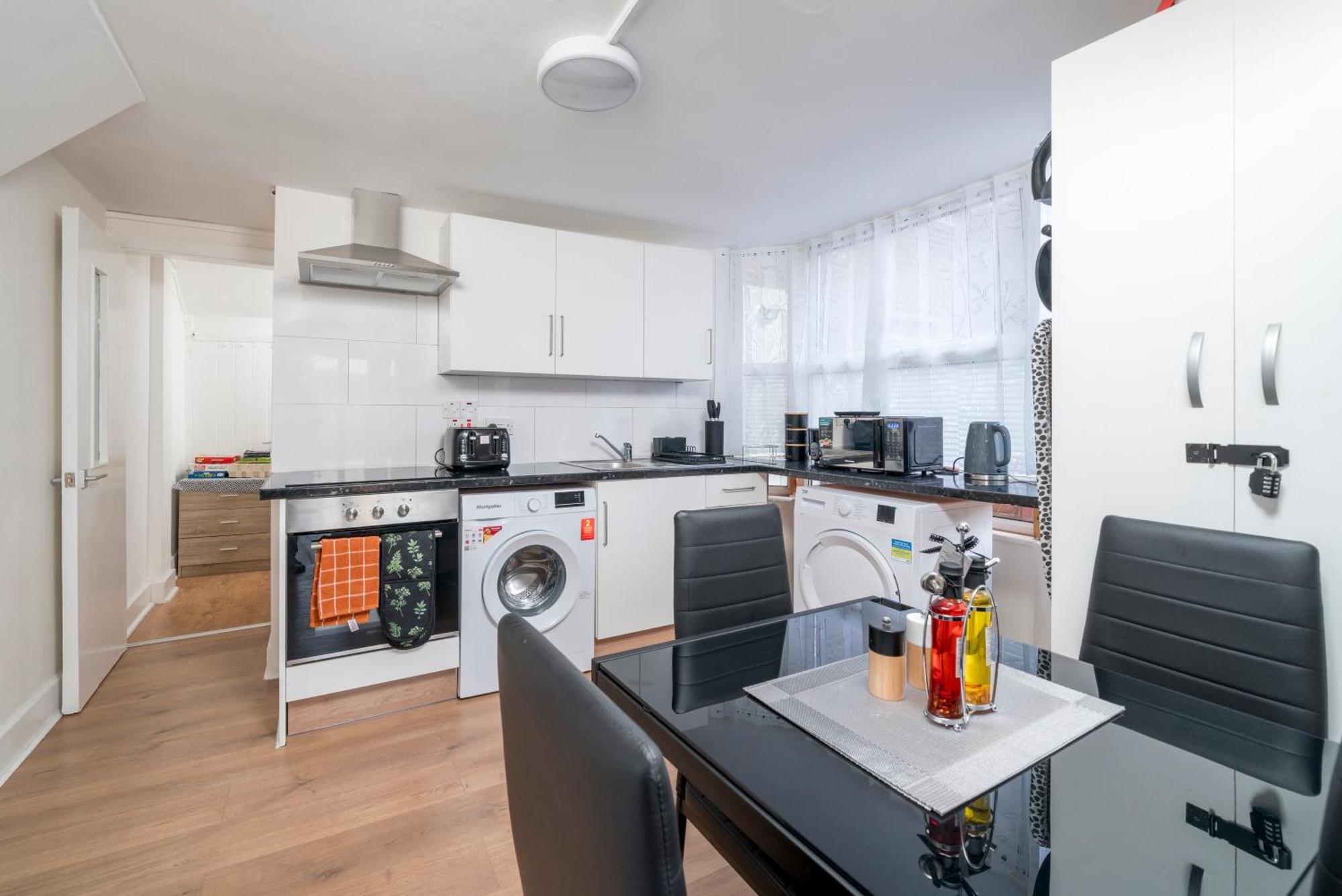 Cozy & Comfy Woodgreen Station Sleeps 6 * London