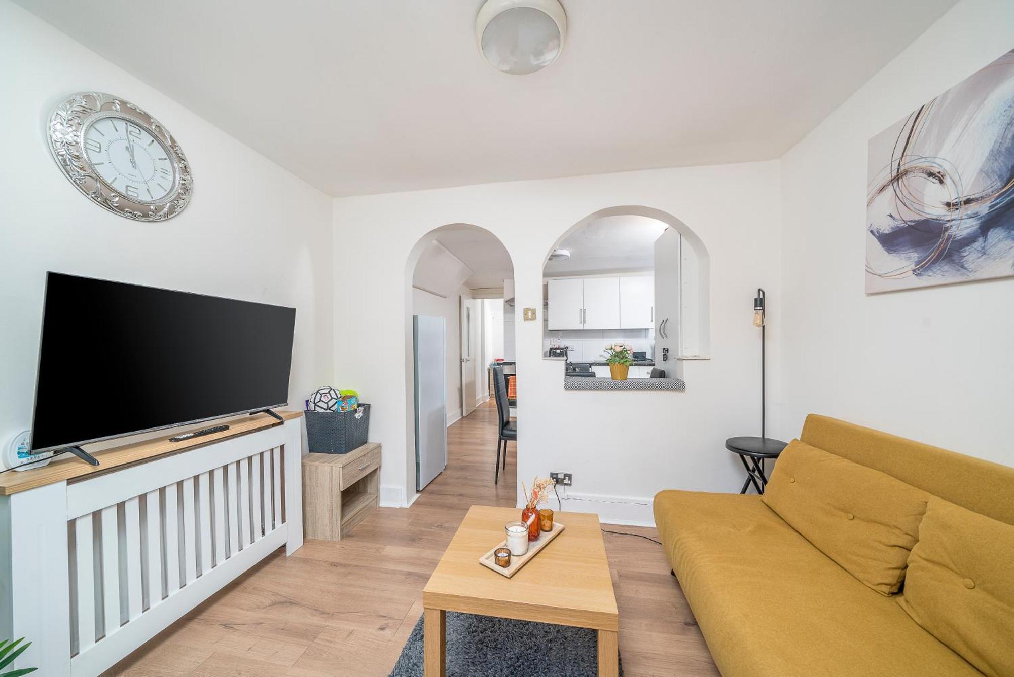 Cozy & Comfy Woodgreen Station Sleeps 6 *