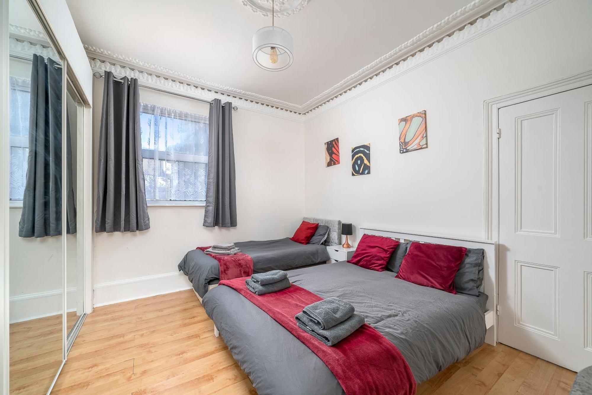 Cozy & Comfy Woodgreen Station Sleeps 6 * London