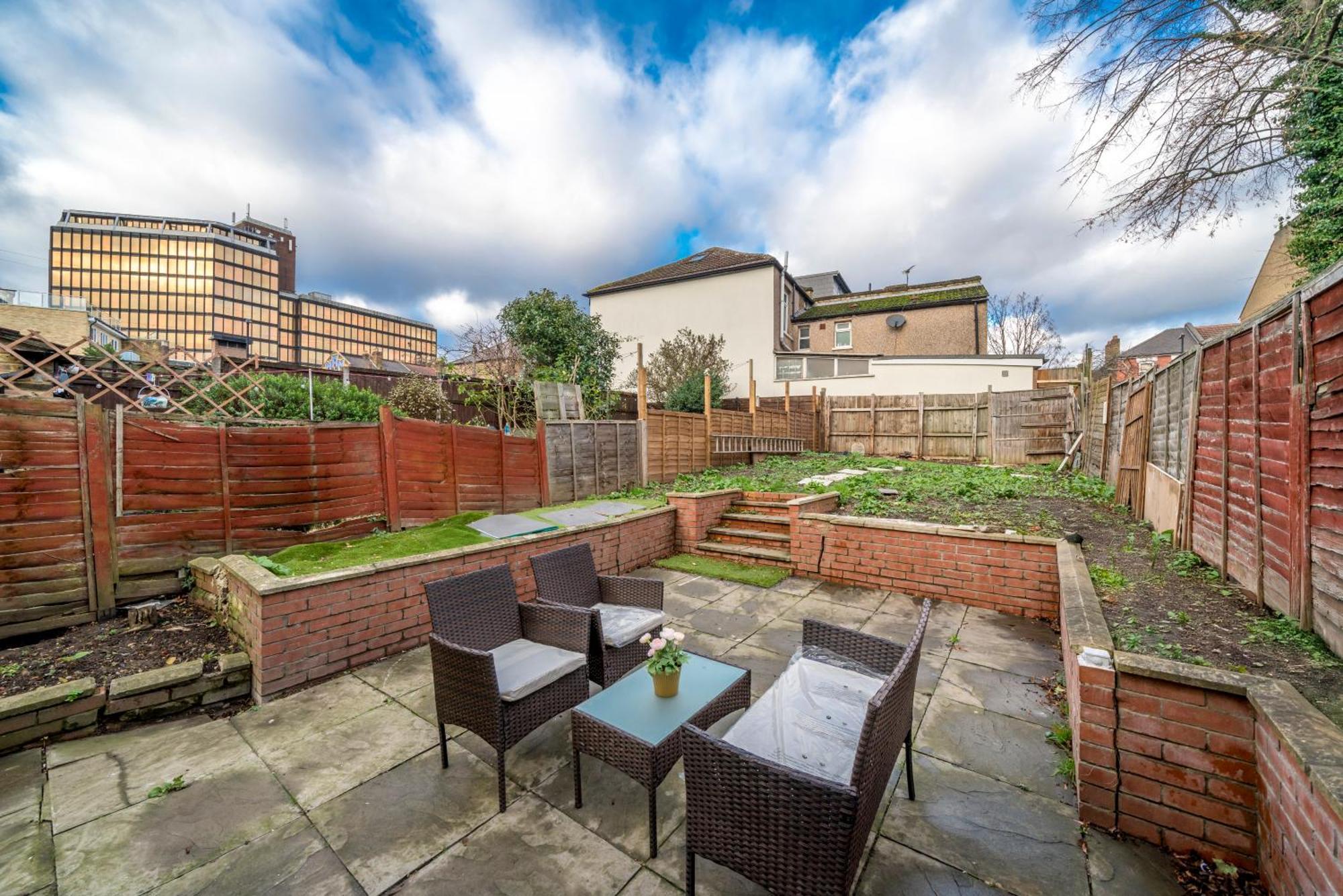 Cozy & Comfy Woodgreen Station Sleeps 6 Apartment *