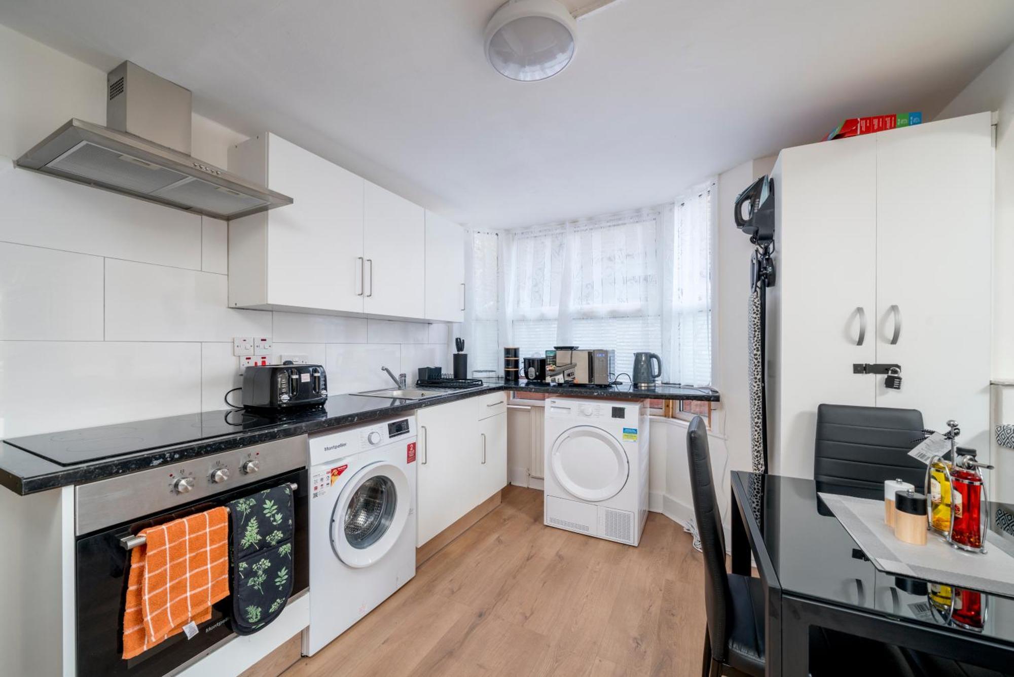 Apartment Cozy & Comfy Woodgreen Station Sleeps 6 London