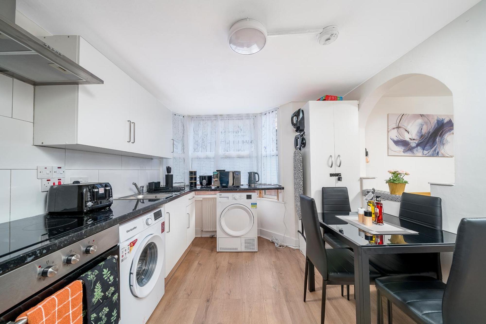 Cozy & Comfy Woodgreen Station Sleeps 6 *