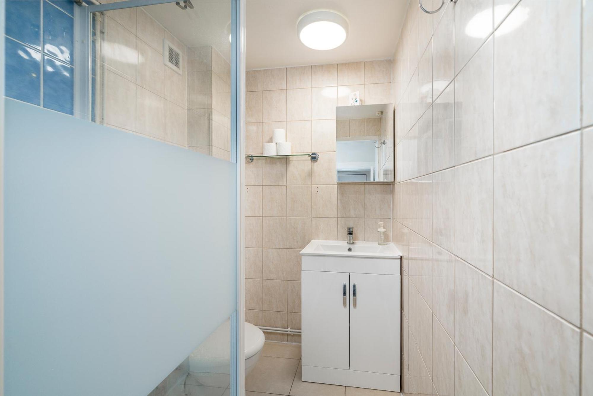 Cozy & Comfy Woodgreen Station Sleeps 6 Apartment