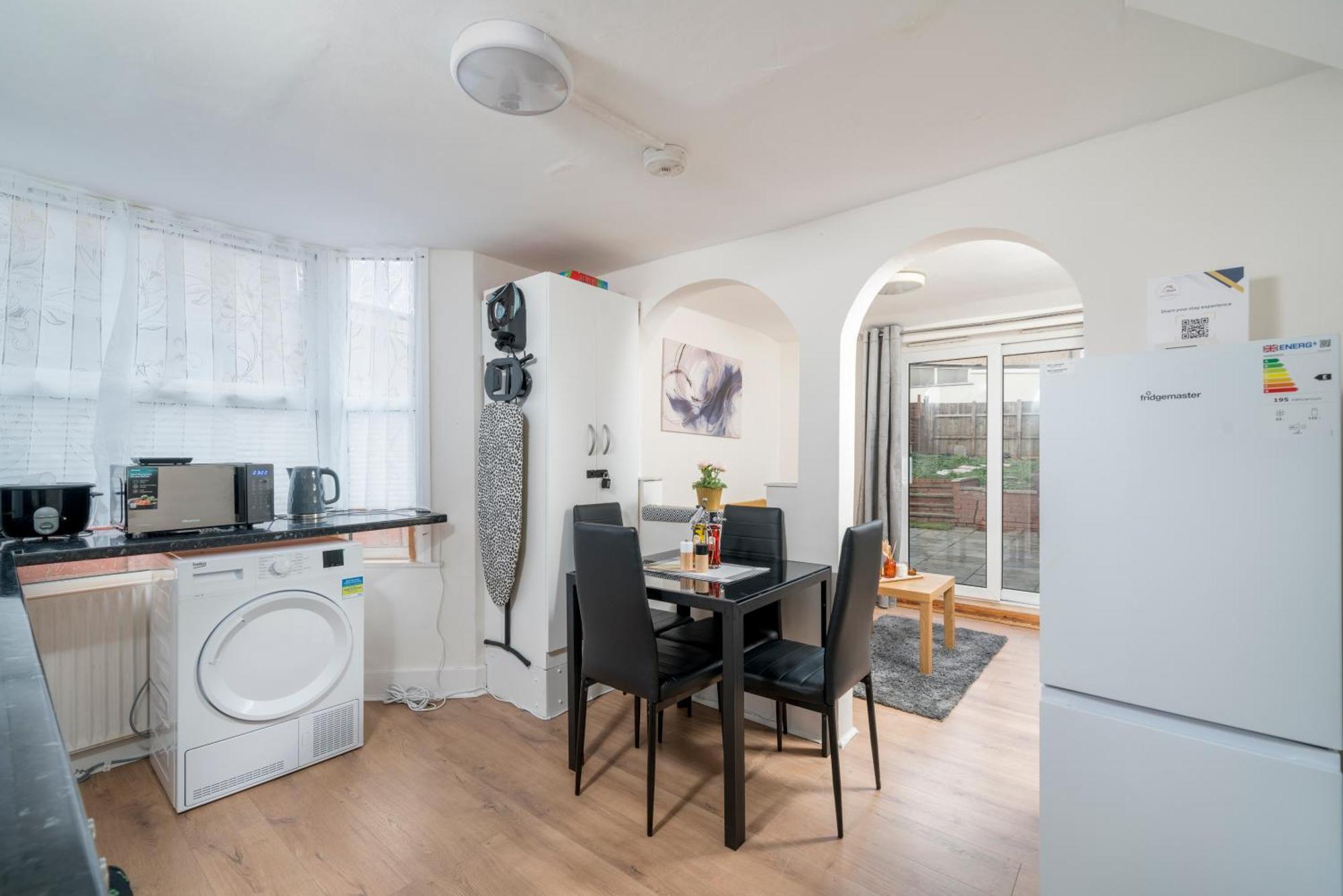 Cozy & Comfy Woodgreen Station Sleeps 6 Apartment *