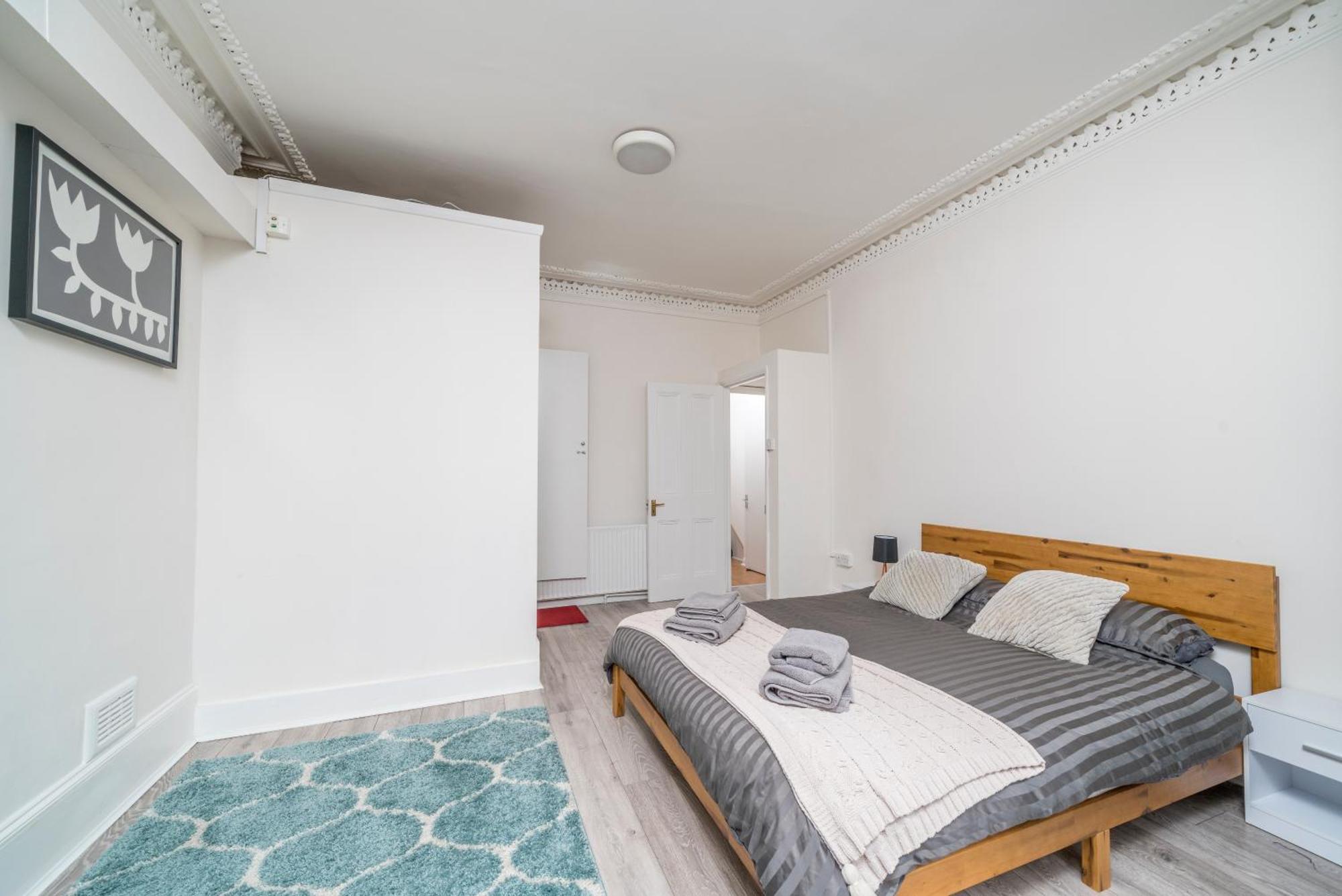 Cozy & Comfy Woodgreen Station Sleeps 6 * London