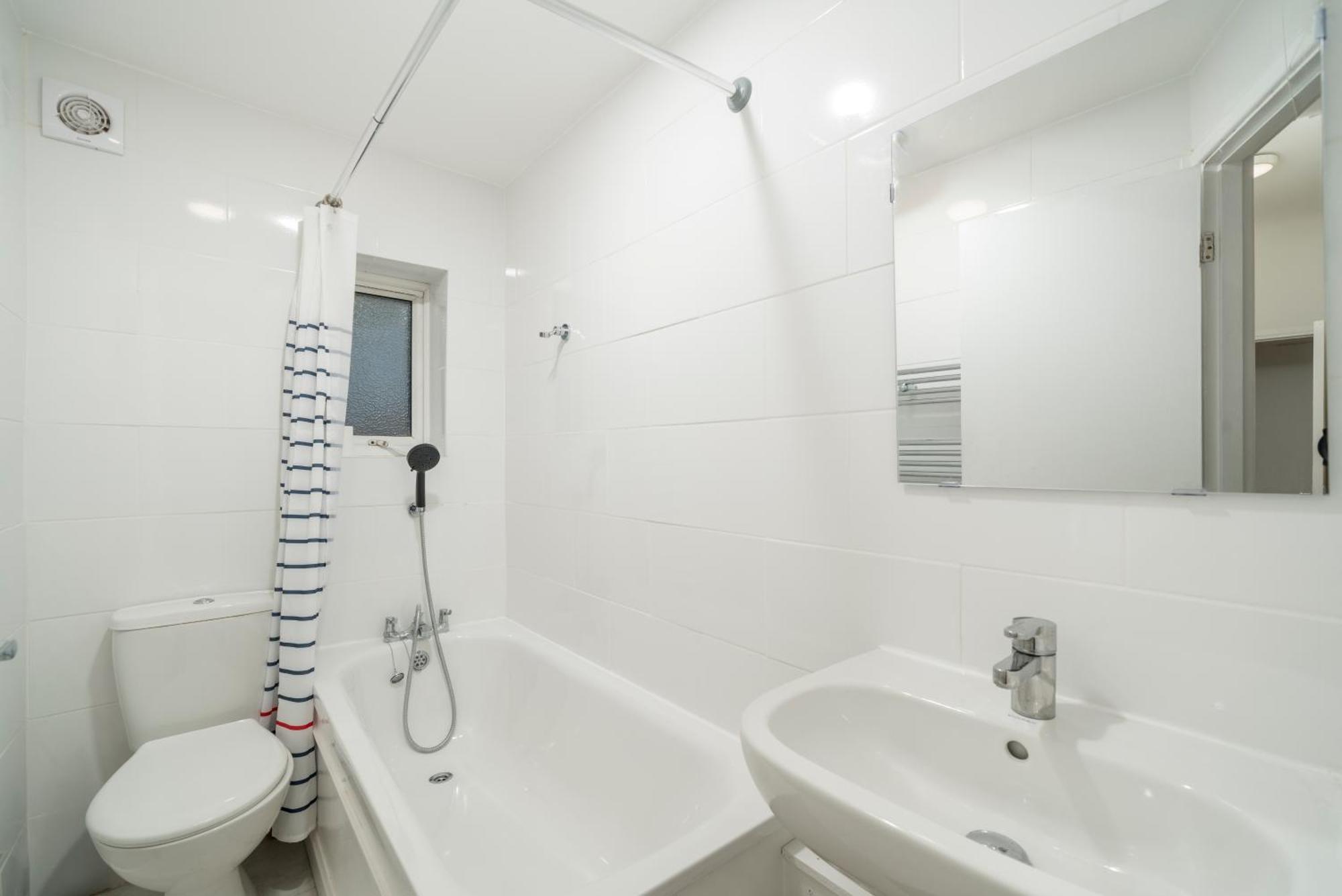 Cozy & Comfy Woodgreen Station Sleeps 6 Apartment London