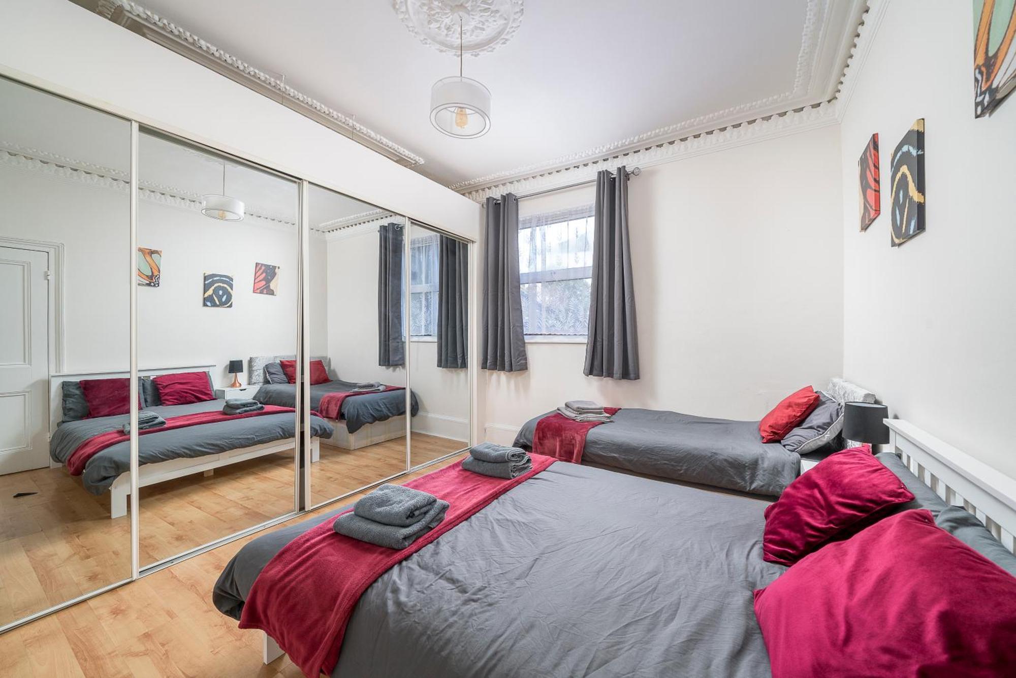 Cozy & Comfy Woodgreen Station Sleeps 6 Apartment