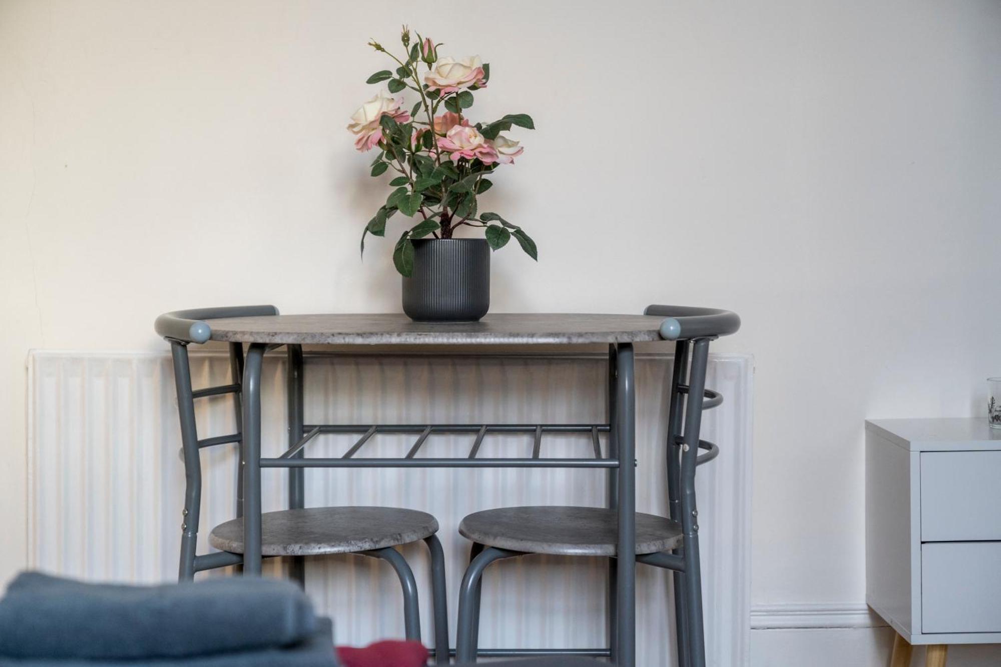 Cozy & Comfy Woodgreen Station Sleeps 6