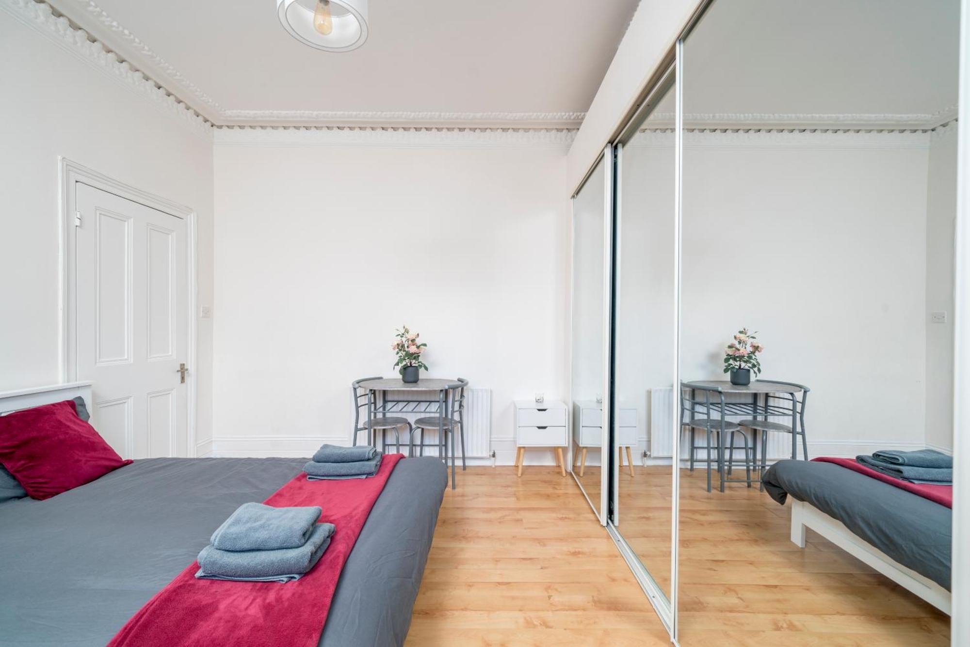 Cozy & Comfy Woodgreen Station Sleeps 6 Apartment London